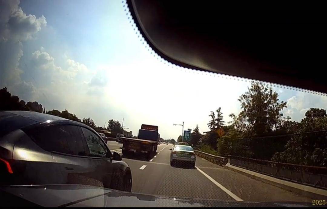“路怒”特斯拉高速路上多次别车还竖中指挑衅 交警：已构成寻衅滋事，拘！｜封面头条