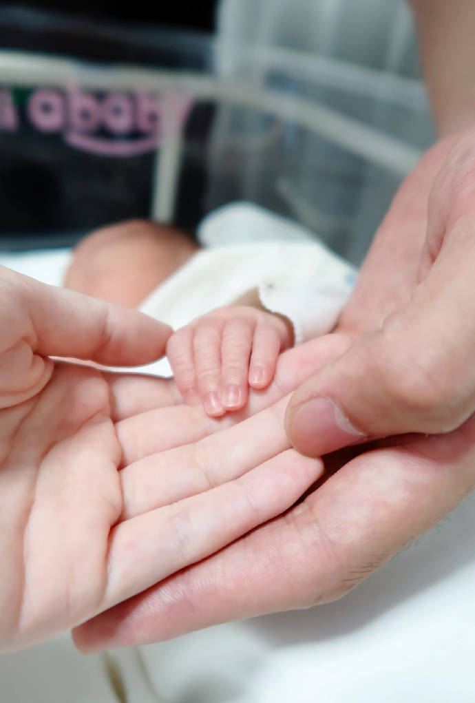 恭喜!邹阳晒照升级当爸爸 妻子是前央视主持人