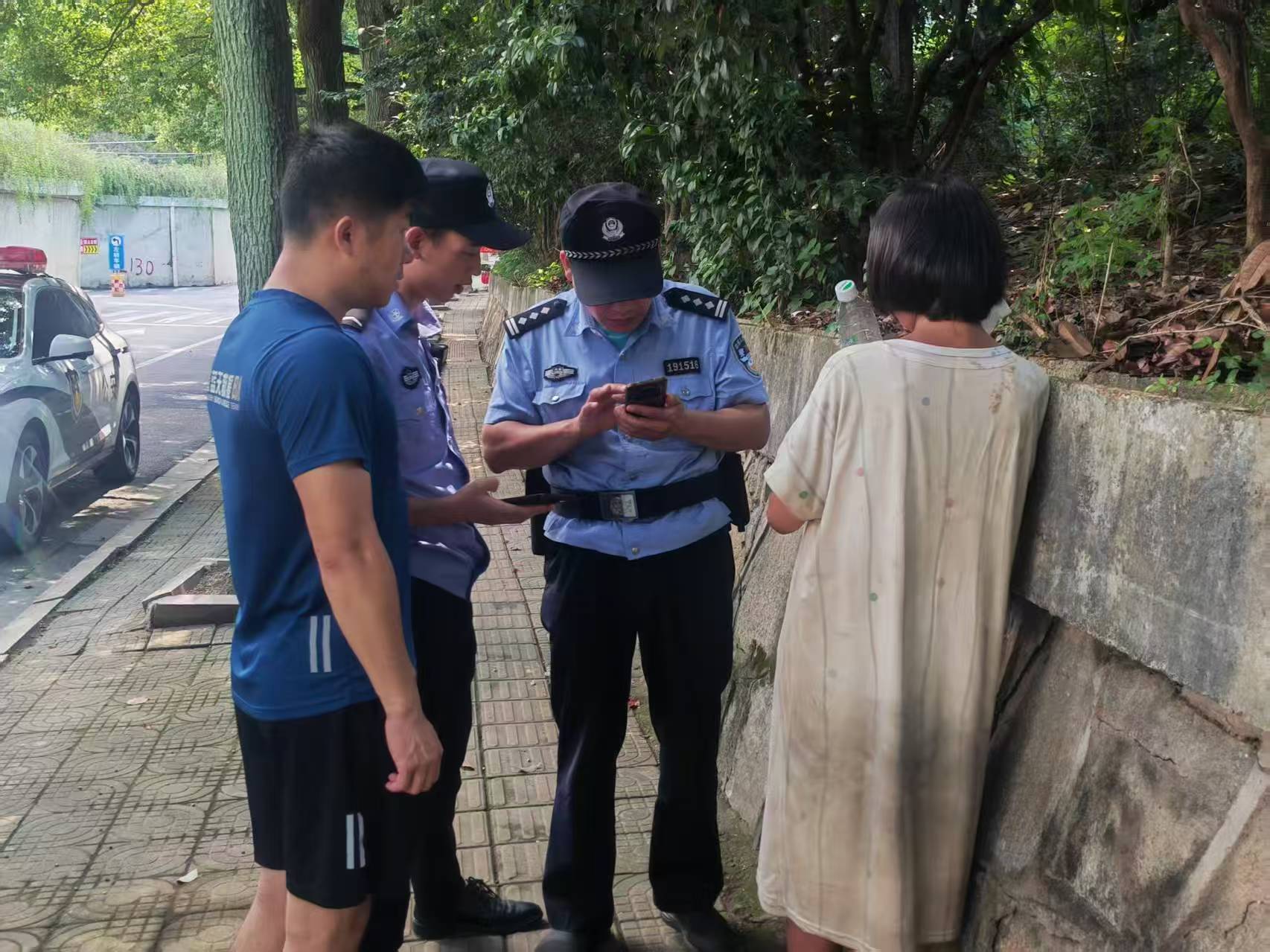 浑身脏兮兮借厕所还开冰箱门，年轻女孩未带手机称要去云南，长沙岳麓蓝天联合警方救助