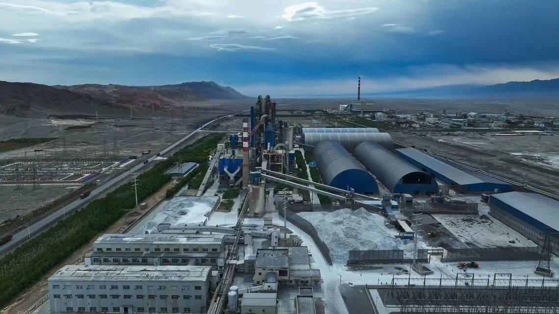 普京乘兴而归，专机还没回到本土，平地响起一声惊雷，俄军工厂又被炸成废墟，140人伤亡