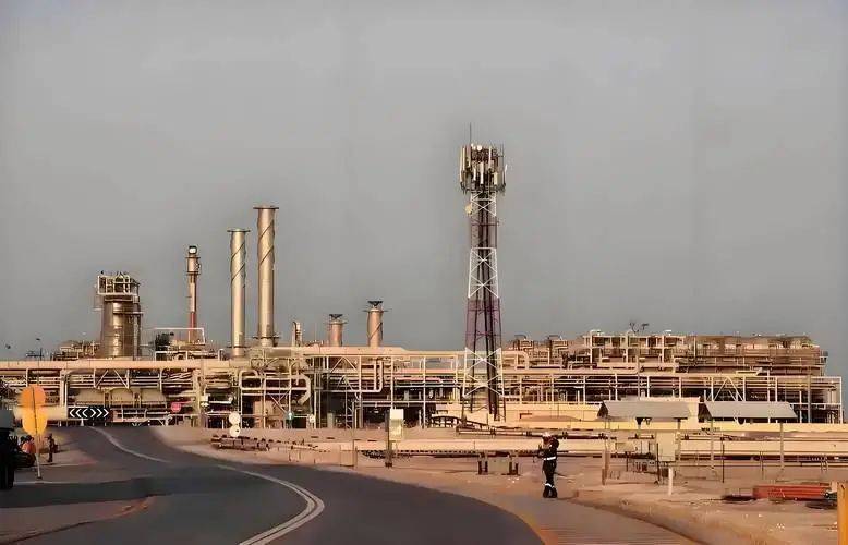 普京乘兴而归，专机还没回到本土，平地响起一声惊雷，俄军工厂又被炸成废墟，140人伤亡