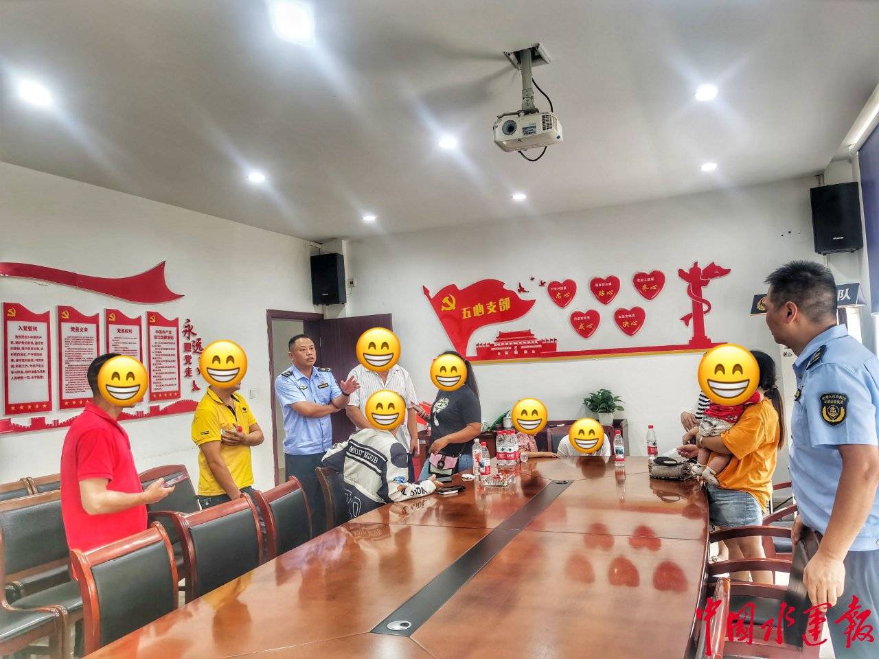 14人挤9座藏5月大婴儿 “黑车”跨省拉客遭重罚