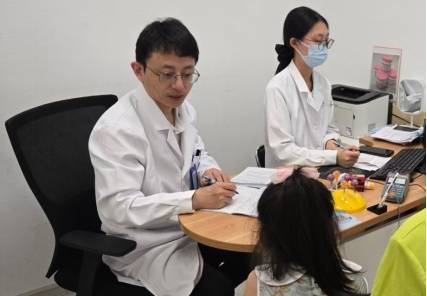 杭州5岁女孩背上惊现“梅花印”，罪魁祸首竟是家里的……