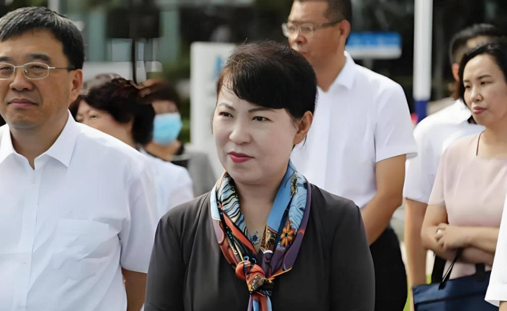 “换装主席”王莉霞的堕落:从光鲜人设到腐败深渊