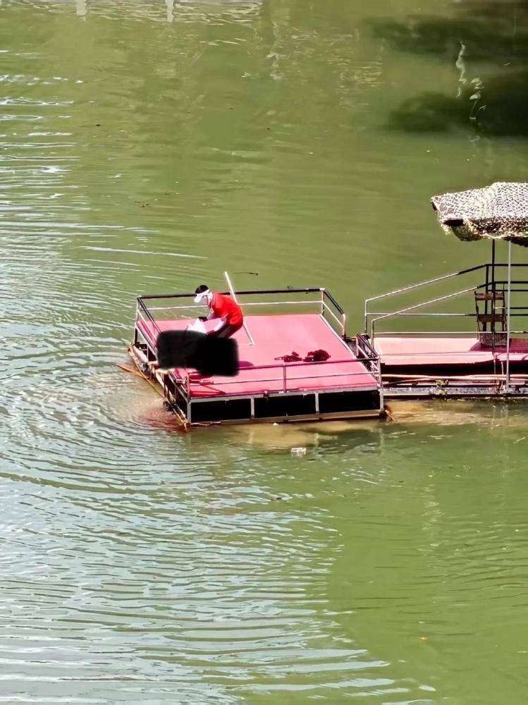 景区蹦极绳疑断开，游客坠入水中！目击者称坠落高度超40米，水里有血迹，当地文旅局通报