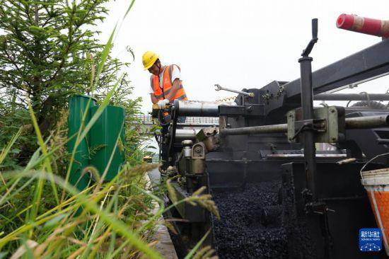 铁科高速延寿县至尚志界段主线完成摊铺