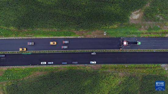 铁科高速延寿县至尚志界段主线完成摊铺