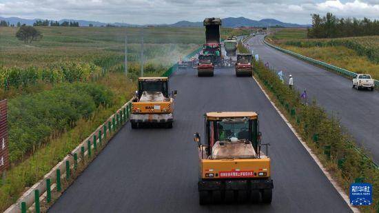 铁科高速延寿县至尚志界段主线完成摊铺