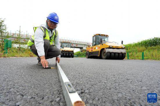 铁科高速延寿县至尚志界段主线完成摊铺
