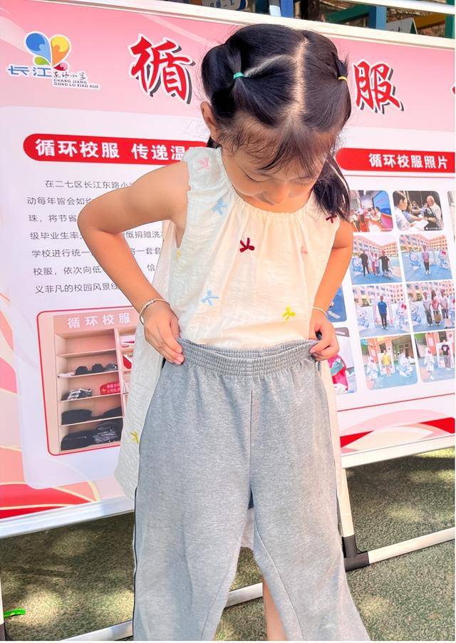 这所学校校服免费领!网友:建议全国推广