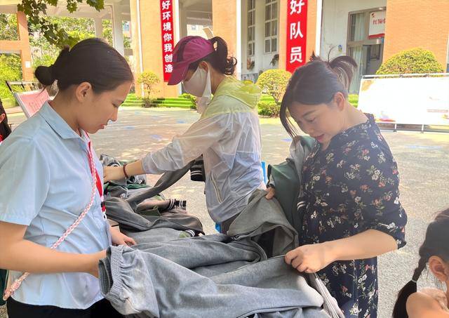 这所学校校服免费领!网友:建议全国推广