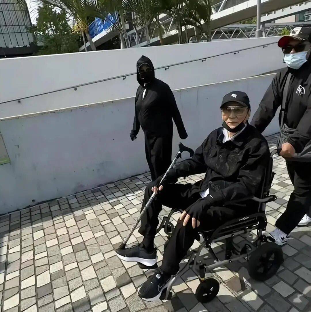 考古|89岁谢贤现身依旧时髦！与小49岁女友分手后开搞事业，疑已交代后事的他太潇洒