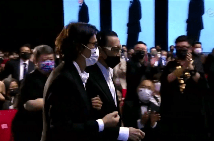 考古|89岁谢贤现身依旧时髦！与小49岁女友分手后开搞事业，疑已交代后事的他太潇洒