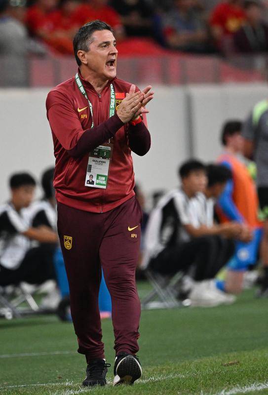 U22国足主帅：球员们像11个“兵马俑”在战斗