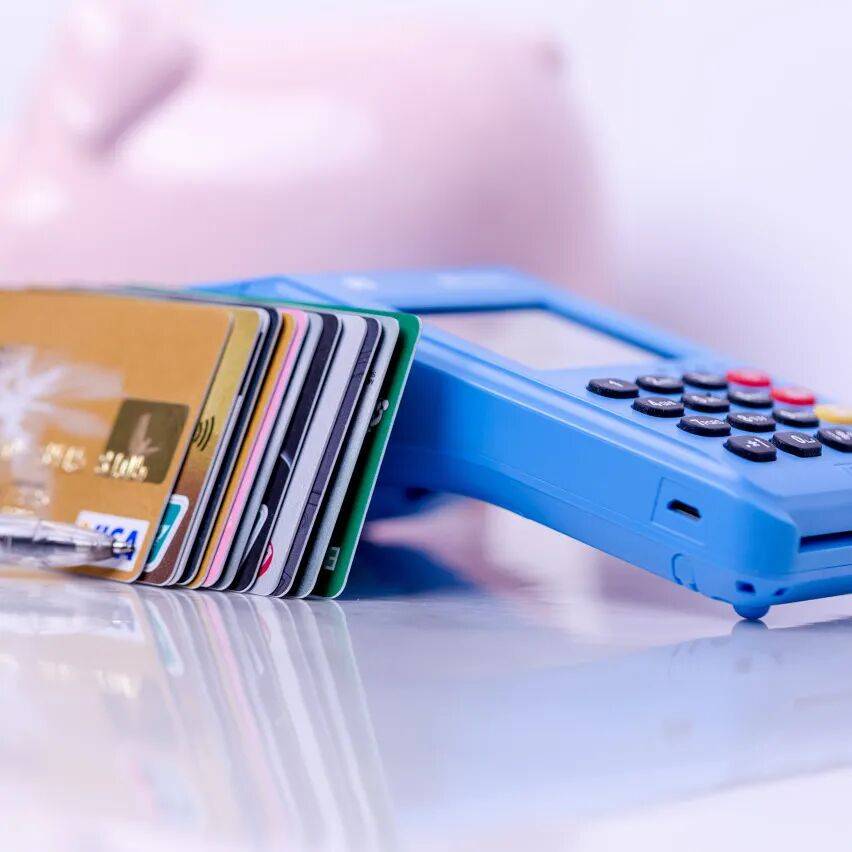 信用卡“退潮”：三年蒸发9200万张，有人逾期还款2天利息超1000元