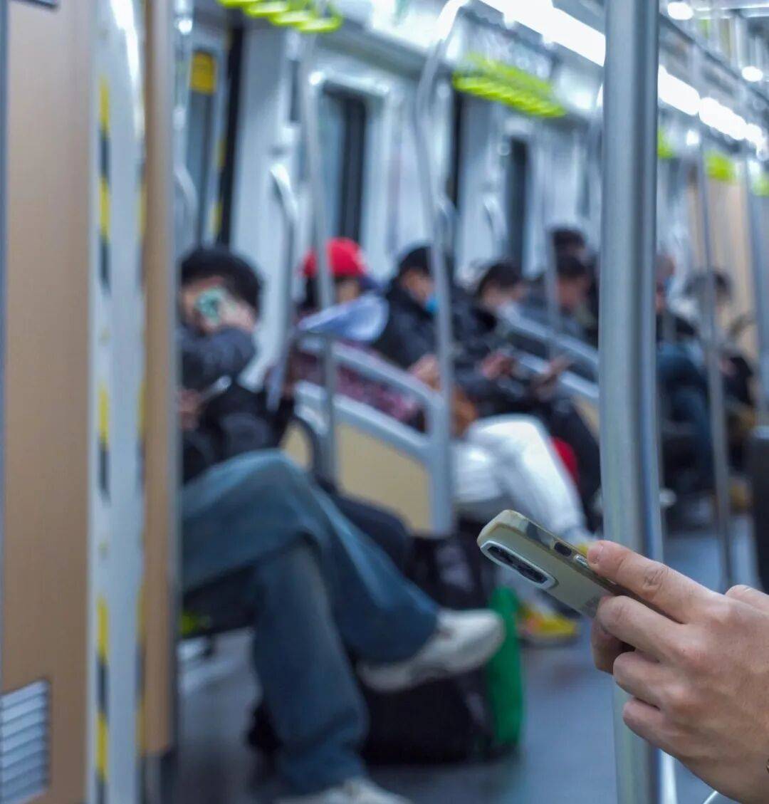 假装挤爆牙膏的苹果，我一点也不想买