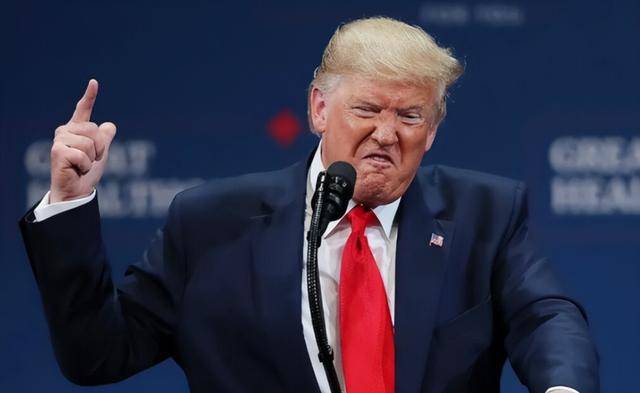 特朗普1小时“骂”遍全球，称中国资助战争，马克龙当场“回怼”