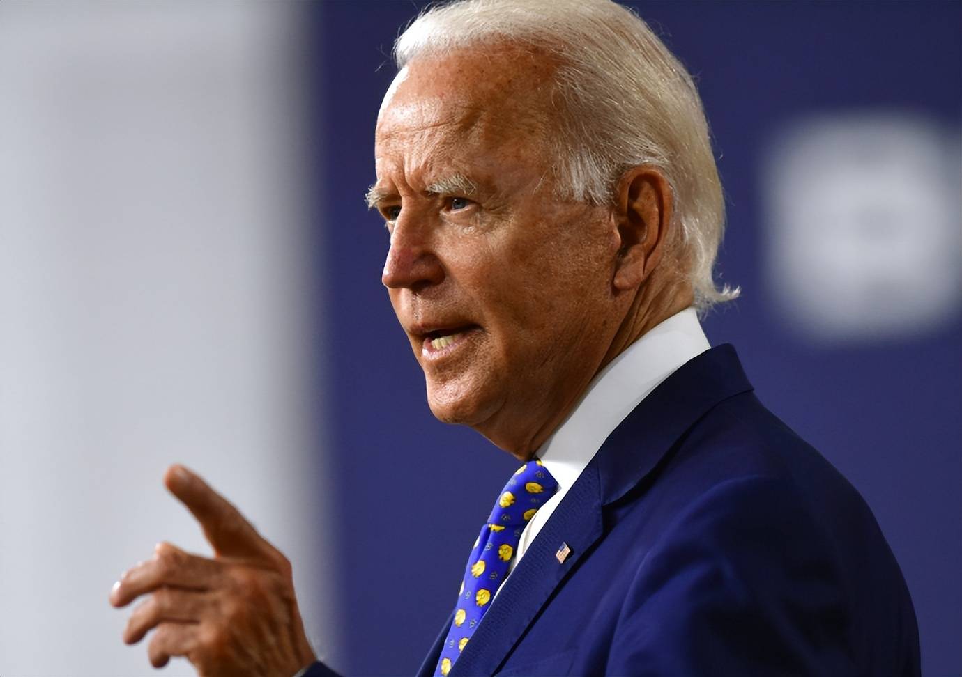 美贵客在北京入座，王毅2字定位中美关系，不是对手，更不是敌人