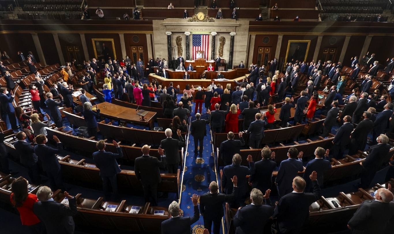 美贵客在北京入座，王毅2字定位中美关系，不是对手，更不是敌人