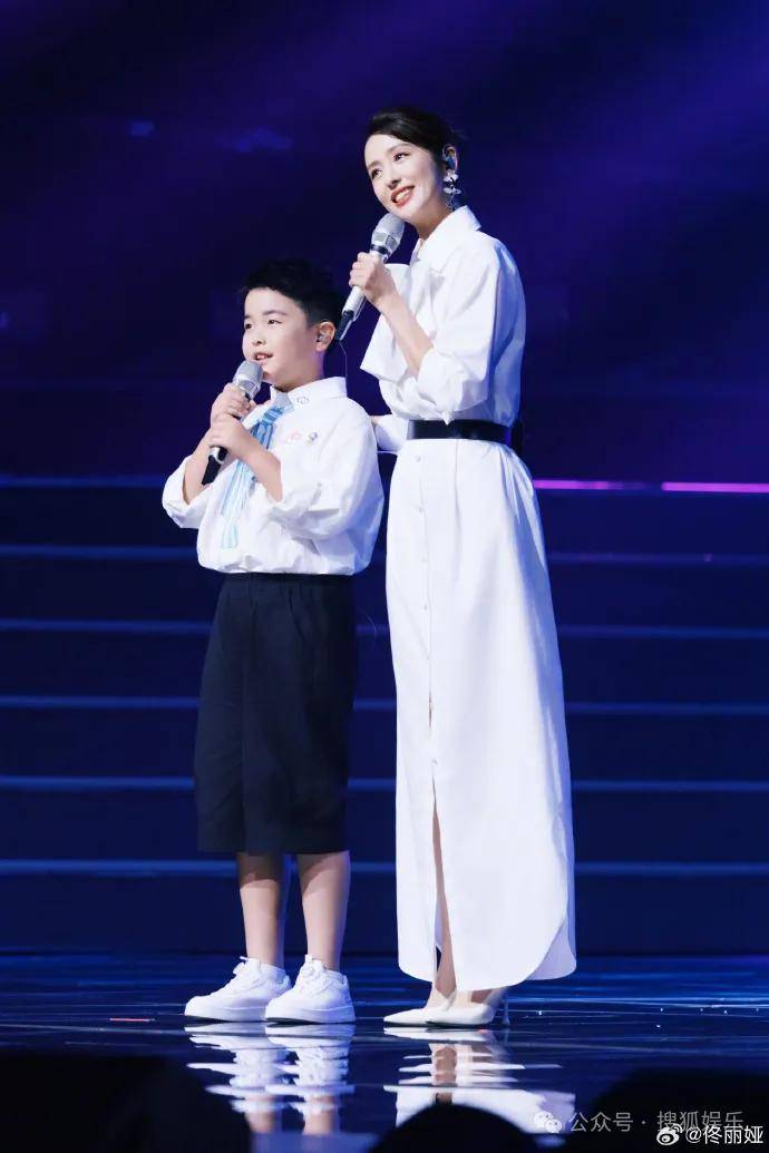 这场晚会台下简直是追星现场，名场面太多了吧？