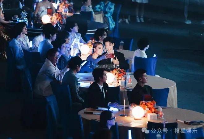 这场晚会台下简直是追星现场，名场面太多了吧？