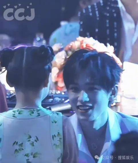 这场晚会台下简直是追星现场，名场面太多了吧？