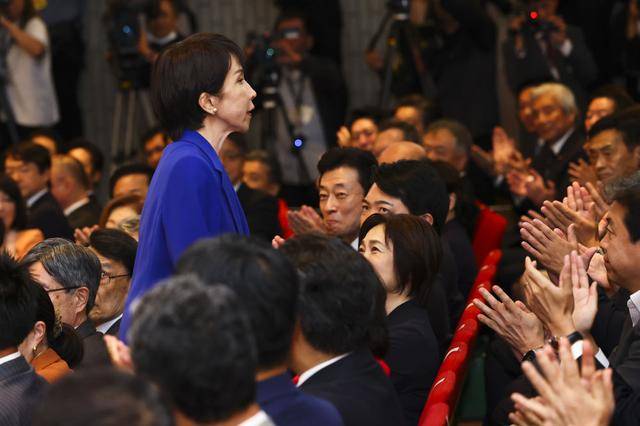 想当好日本首位女首相，得处理好这些“烂摊子”
