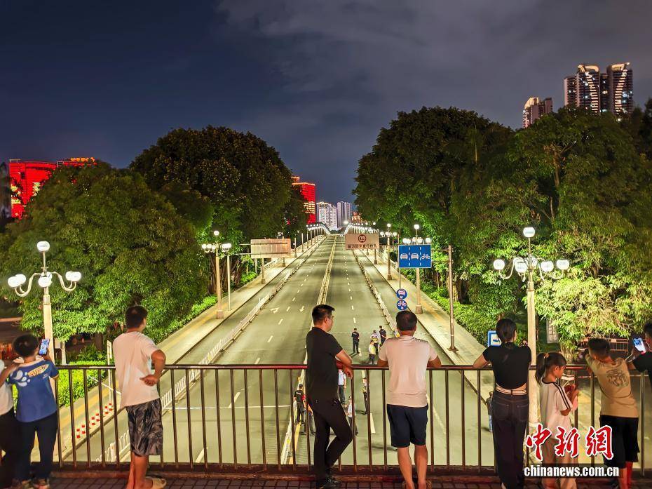 广西南宁邕江水位持续上涨 邕江大桥交通管制