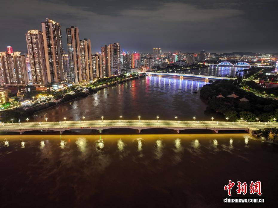 广西南宁邕江水位持续上涨 邕江大桥交通管制