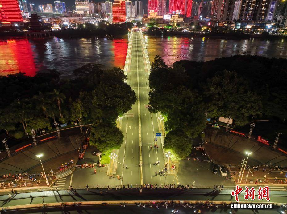 广西南宁邕江水位持续上涨 邕江大桥交通管制