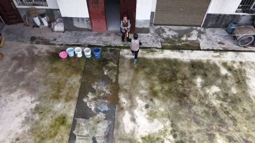 四川巴中男子宴席打包“坨子肉”，用无人机“空投”给95岁外婆