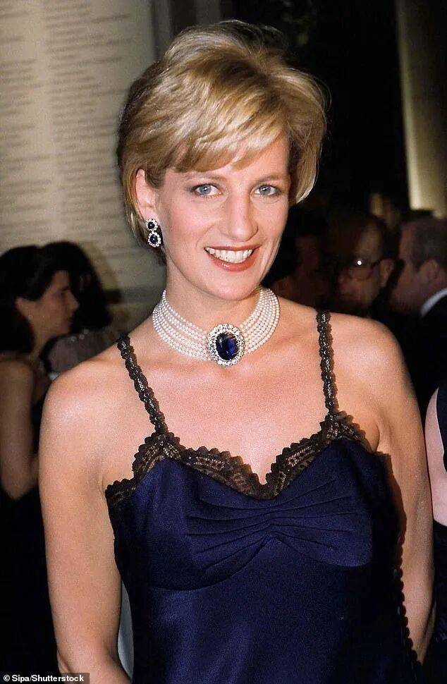 梅根巴黎炫鞋,却踩到戴安娜亡地!UCL停发签证反转!200名中国留子得救了…