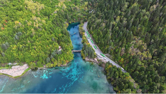 九寨沟:满山彩林如画 美景宛若人间仙境