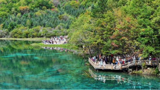 九寨沟:满山彩林如画 美景宛若人间仙境