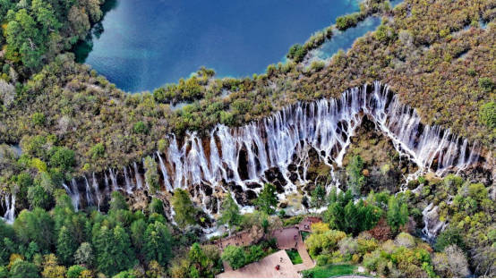 九寨沟:满山彩林如画 美景宛若人间仙境