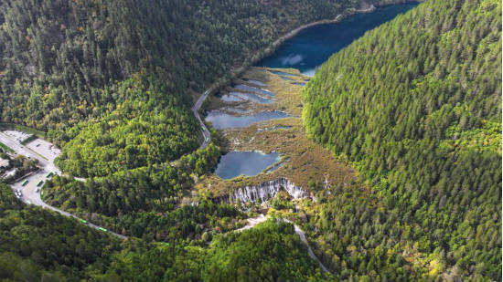 九寨沟:满山彩林如画 美景宛若人间仙境