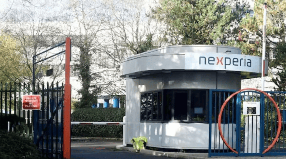 美国把刀架在脖子上了，这样干就是去送死