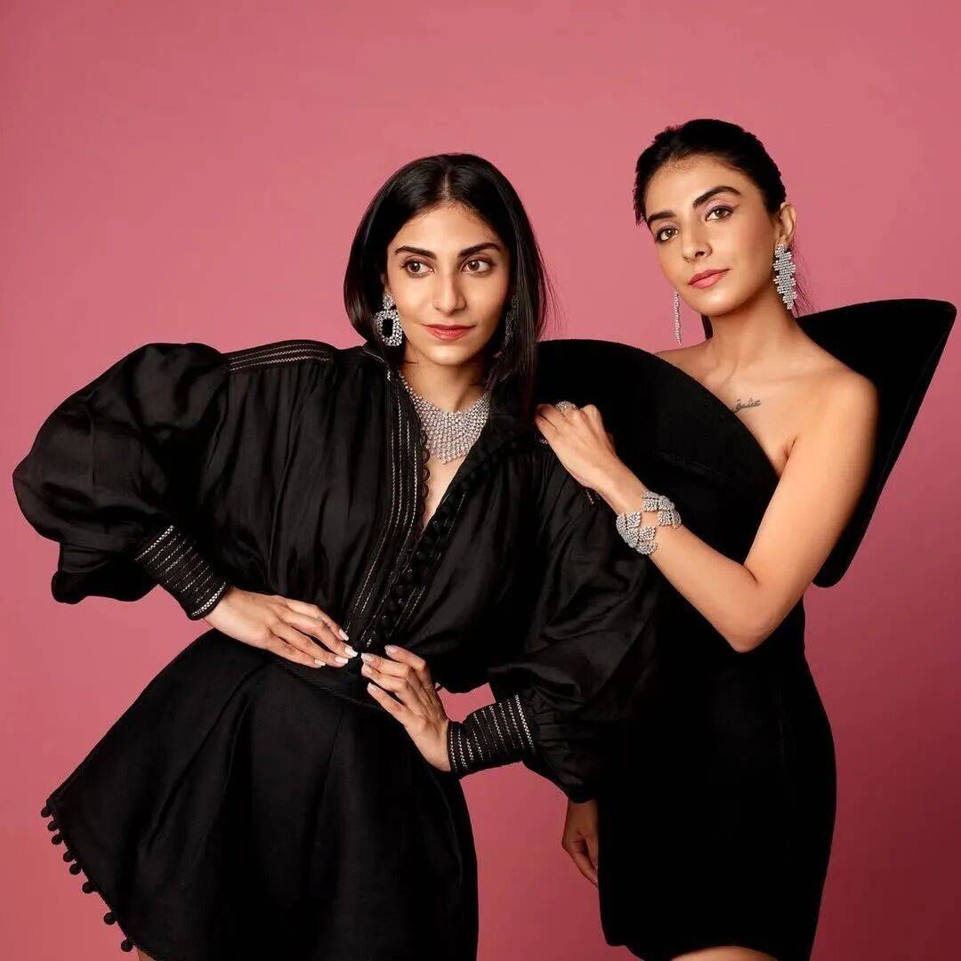 爱马仕当“头饰”，香奈儿挂满身，这对“神秘姐妹”是谁？