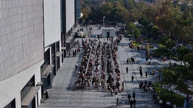 账上躺了41亿，于东来烦恼人太多