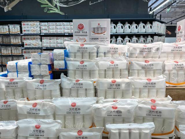 账上躺了41亿，于东来烦恼人太多