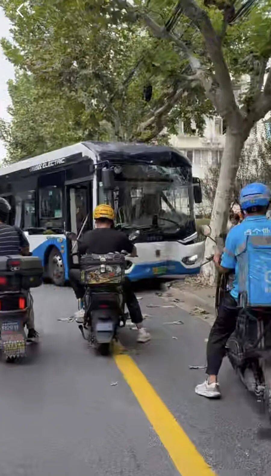 上海警方:叶某(男,57岁)寻衅滋事,已被拘!