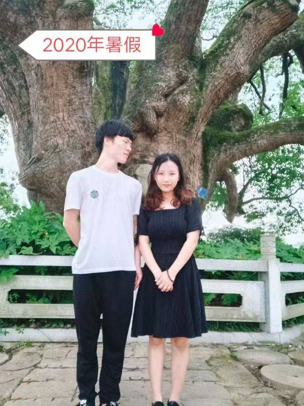 岳阳情侣连续9年在家乡千年古樟树下合影，今年国庆终修正果：希望爱情像古树一样长久