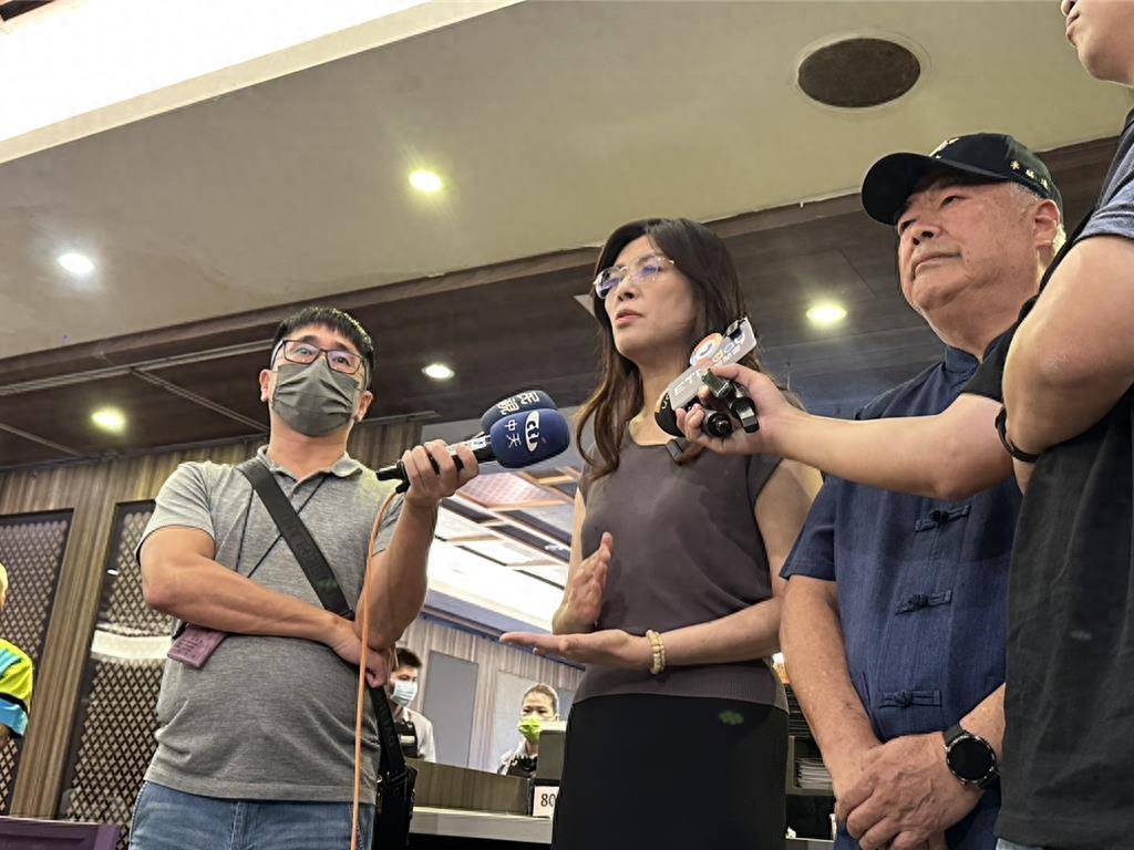 国民党爆发“大地震”，朱立伦将率211人集体辞职，剑指郑丽文？