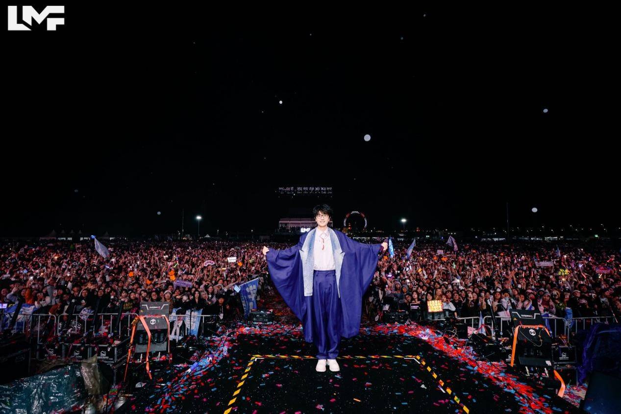 许嵩南京LMF音乐节压轴登场 无人机烟花秀加持呈现视听盛宴