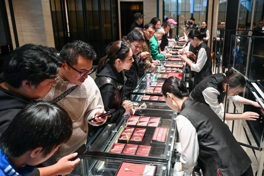 大幅涨价，有的一夜涨6000元！顾客通宵排队：值得