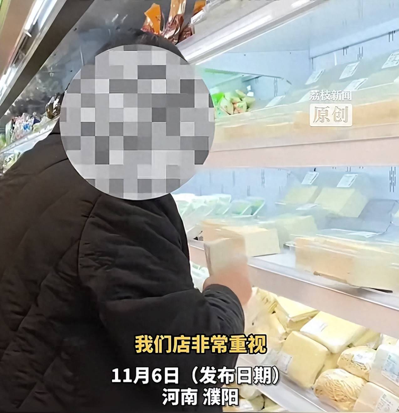 河南一男子超市内拆豆腐盒，徒手拿着闻完又放回货架！