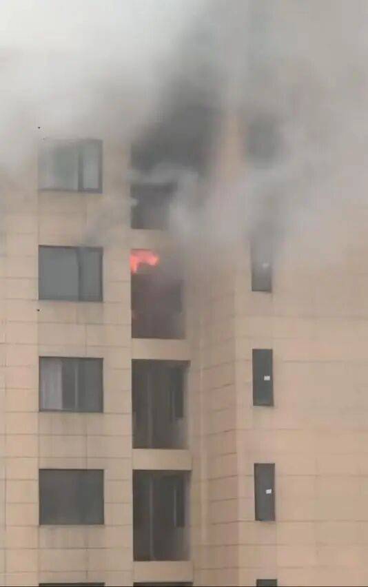 湖北孝感一小区33楼失火，消防栓无水，消消防员爬楼梯扑救？物业回应