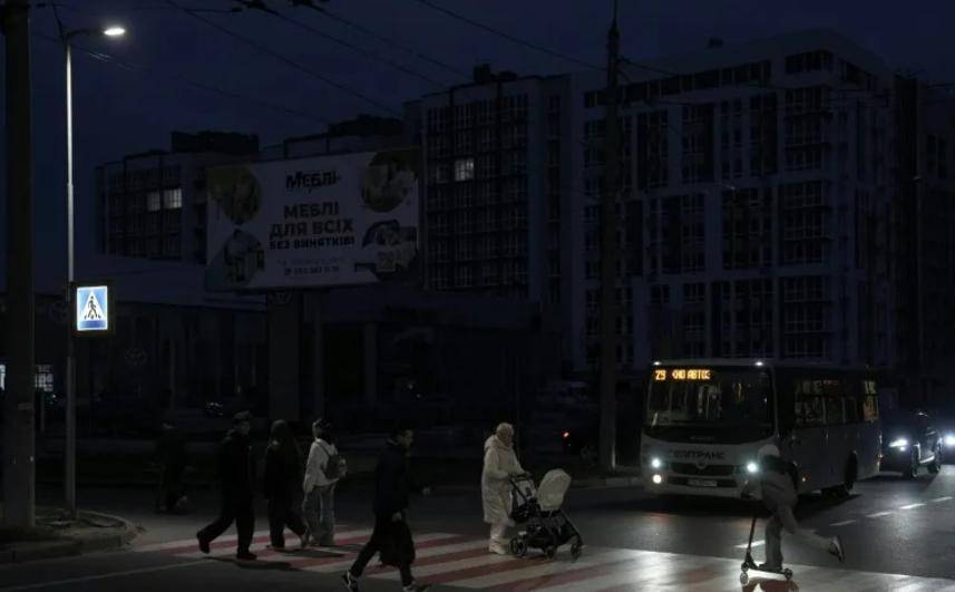 乌克兰全黑了！核打击前最后警告，俄军发射13枚“全球禁止”导弹