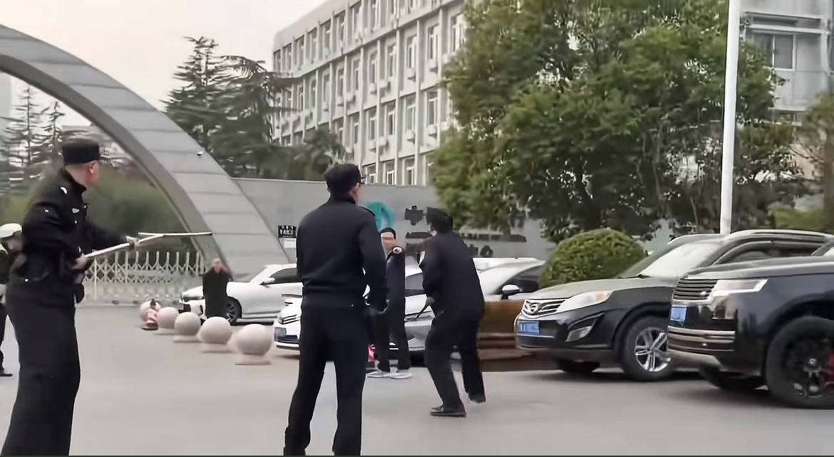 男子持刀与警方对峙，被路虎一脚油撞飞，网友喊话车企“接流量”，品牌方称“会表示”