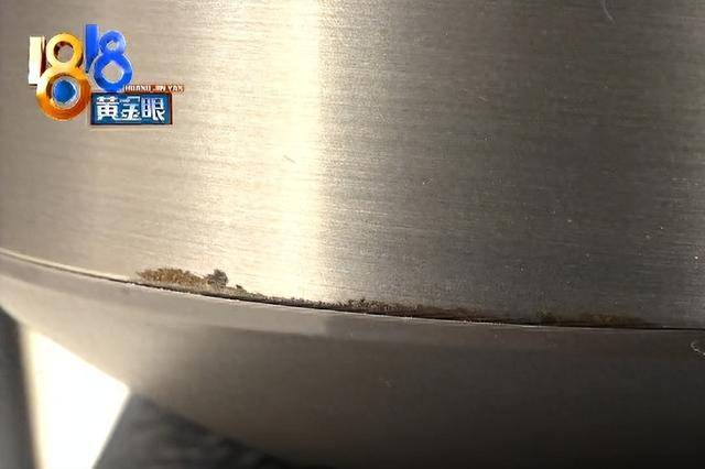 花2450元买苏泊尔电饭煲,才用了不到半年就“烂掉了”:“平常做饭很小心,做完都会用毛巾包起来的”
